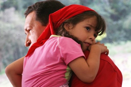 Chávez con niña