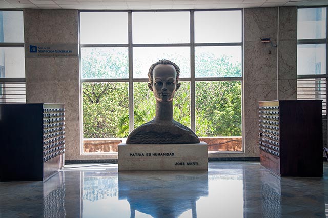 Majestuosa estatua de José Martí que recibe al público visitante.