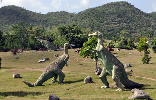 Tiranosaurios en el Valle de la Prehistoria del Parque Baconao
