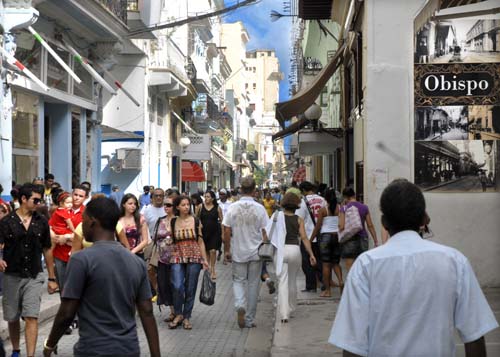 población cubana en calles de La Habana