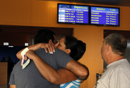 Madre cubana recibiendo a un hijo