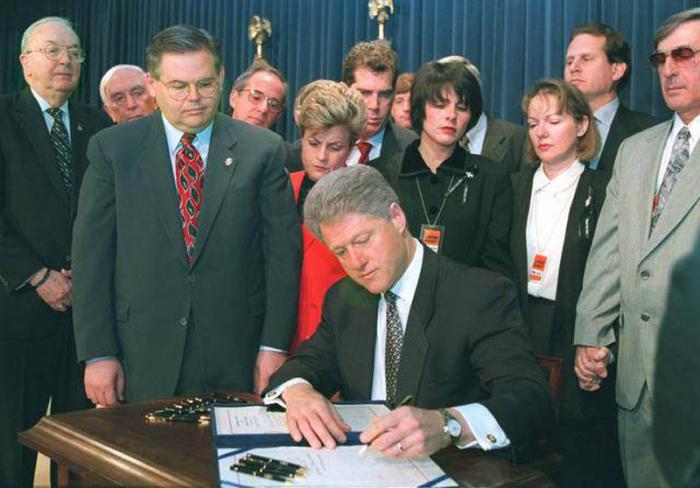 Bill Clinton firma la Ley Helms-Burton