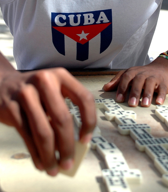 Bandera cubana y dominó