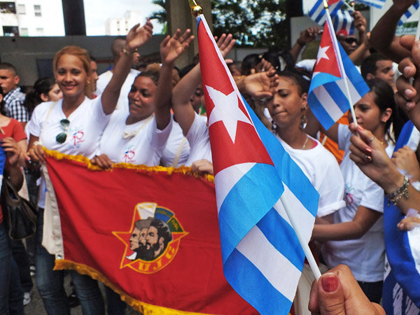 Jóvenes cubanos-bandera de la UJC-bandera cubana