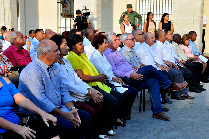 Miembros de los Consejos de Estado y de Ministros, dirigentes del Partido Comunista y personalidades de la cultura, asisten al acto oficial de inicio del curso escolar en la escuela Mendive.