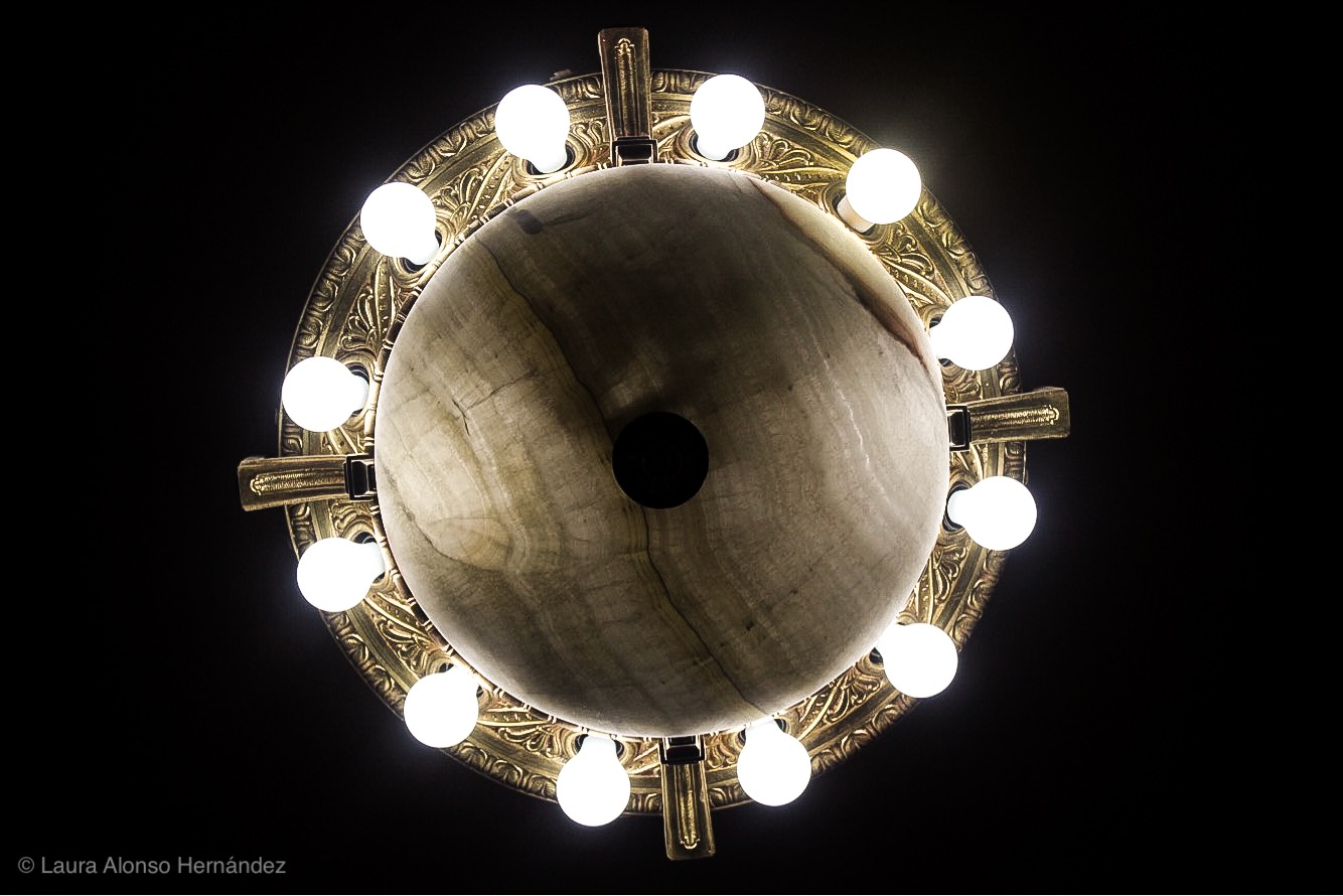 Inmensas lámparas del capitolio iluminan sus interiores