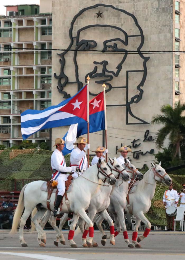 Bandera Cubana - Caballos - Mambí - Plaza