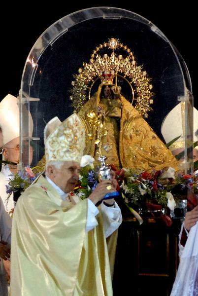 Benedicto XVI entrega Rosa de Oro