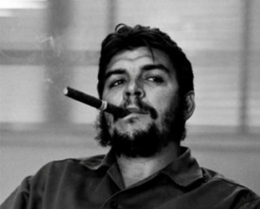 Ernesto Che Guevara fumando tabaco