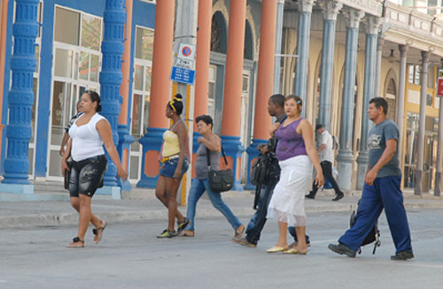 Cubanos caminando