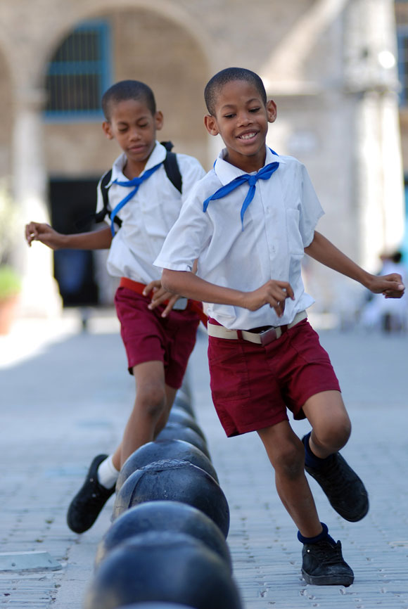 Niños jugando despues de clases Niños jugando despues de clases