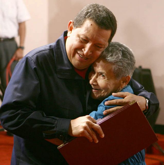 Chavez con anciana