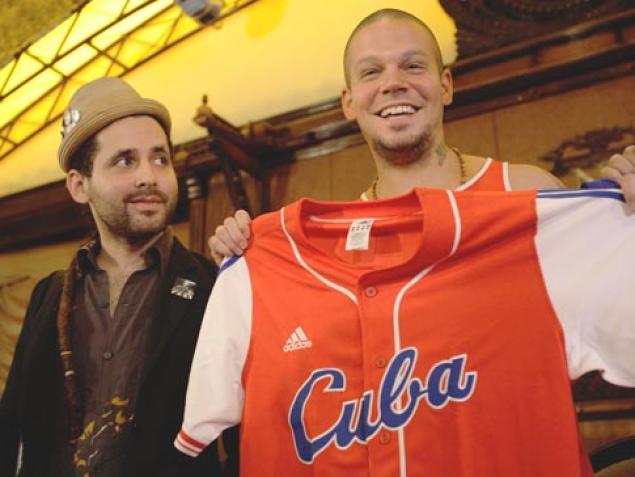 Visitante Calle 13 y su hermano el Residente 02