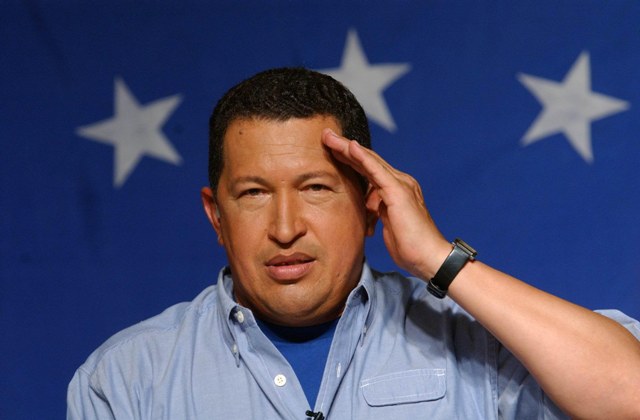 Chávez delante de la bandera