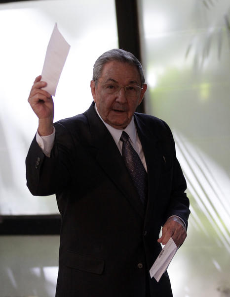 Raúl Castro Ruz, ejerce su voto 01