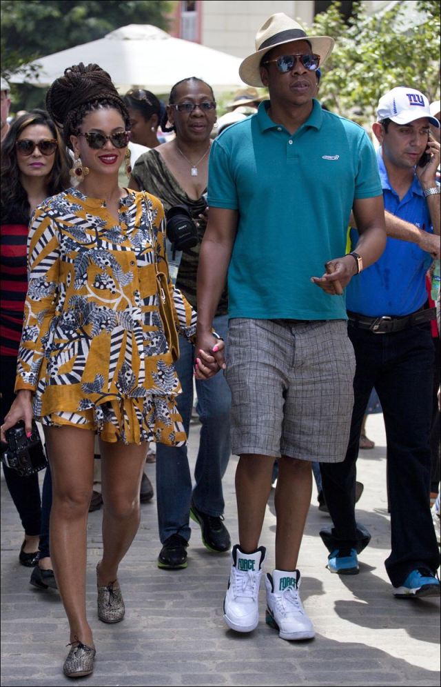 Beyoncé y Jay-Z caminando por la Habana Vieja 01