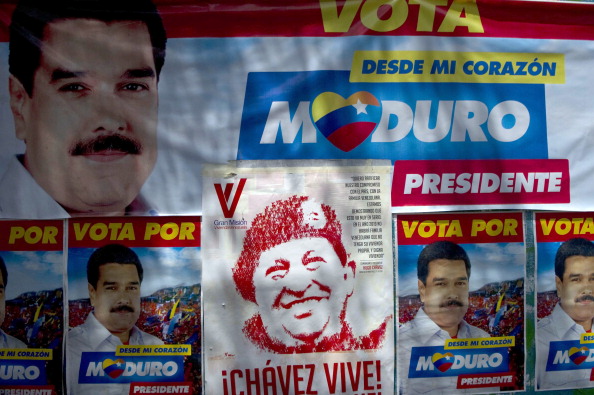 Carteles de Maduro y Chávez