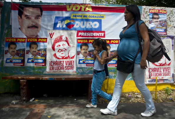 Carteles de Maduro y Chávez 01