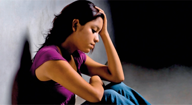 Joven boliviana pensando Joven boliviana pensando