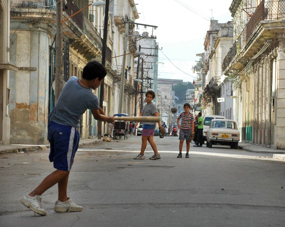 Juego de pelota en la calle Juego de pelota en la calle
