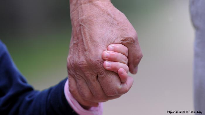 Manos ancianos y niños Manos ancianos y niños