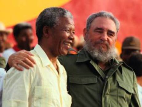 Fidel Castro saluda a Nelson Mandela