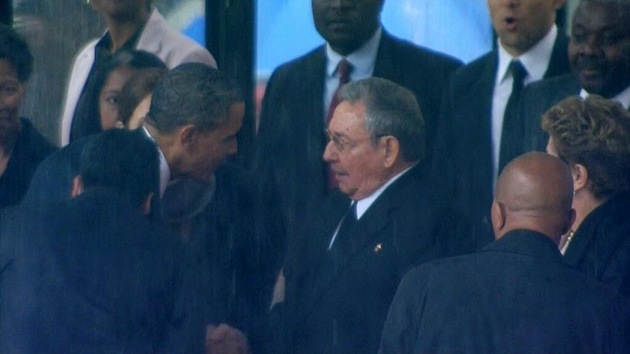 Saludo de Raúl y Obama