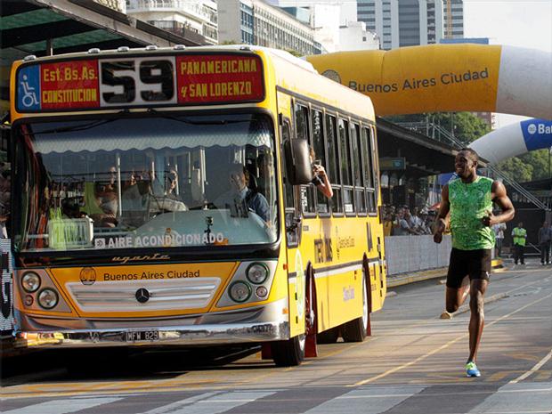 Usain Bolt contra metrobus de Argentina