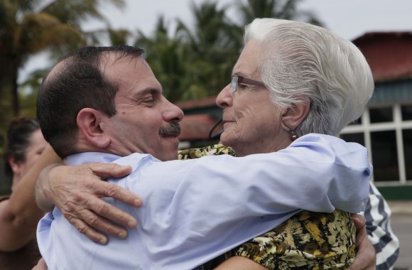 Fernando González abraza a su madre