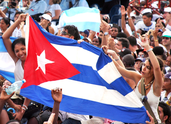 Jóvenes cubanos-bandera-plaza