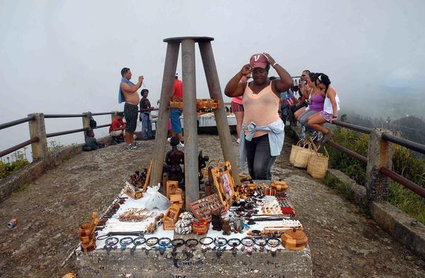 Trabajadora por cuenta propia en la cima de la Gran Piedra 