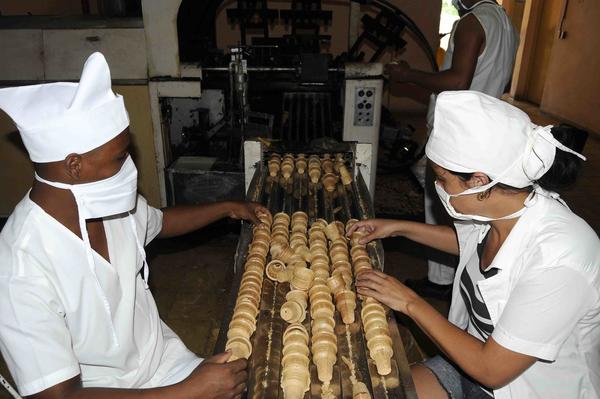 elaboración de barquillos, en La Artemiseña, centro de repostería y panificación