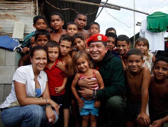 Hugo Chávez con niños