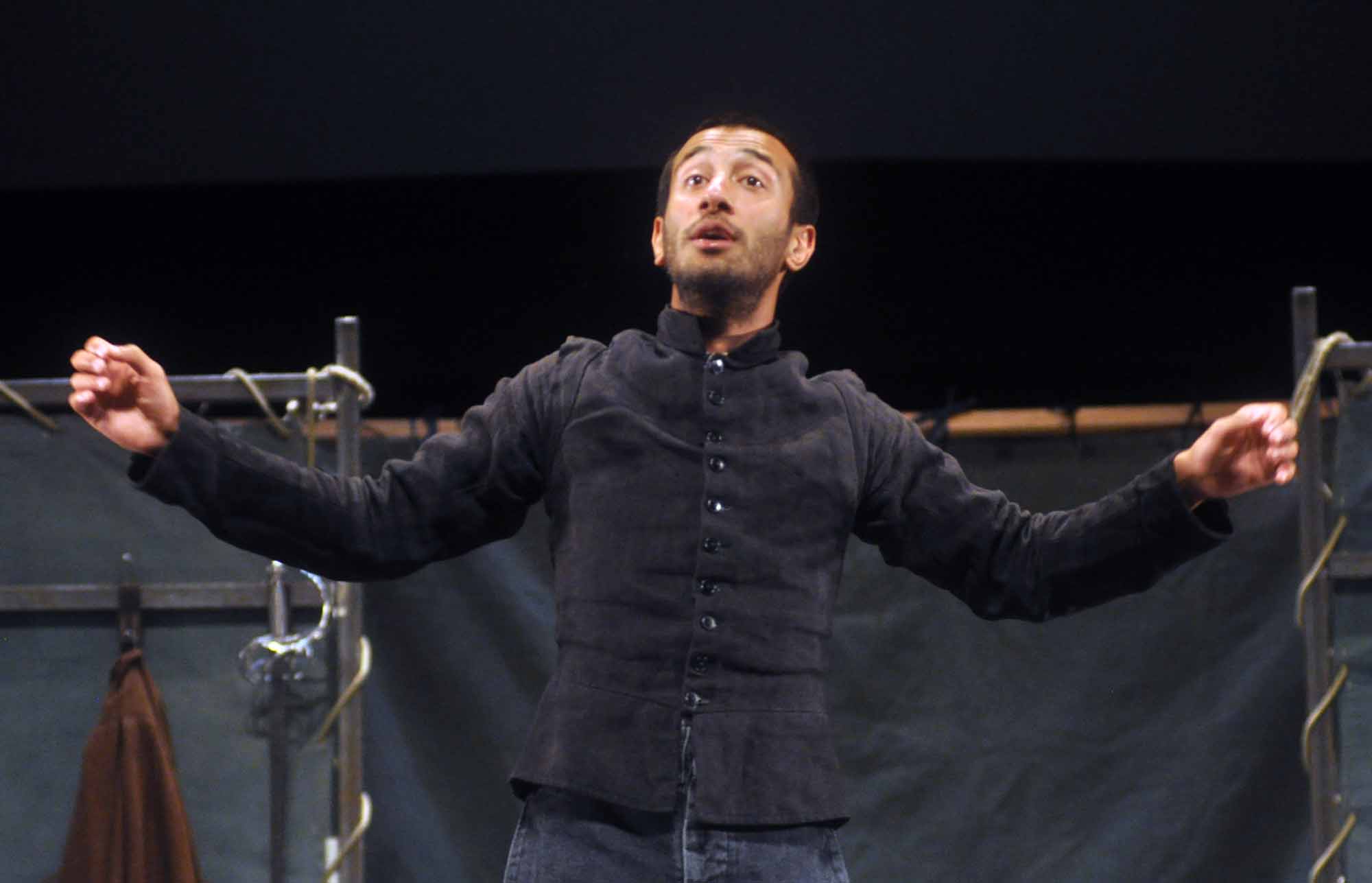 Naeem Hayat como Hamlet en la obra con la que el Shakespeare´s Globe recorre el mundo