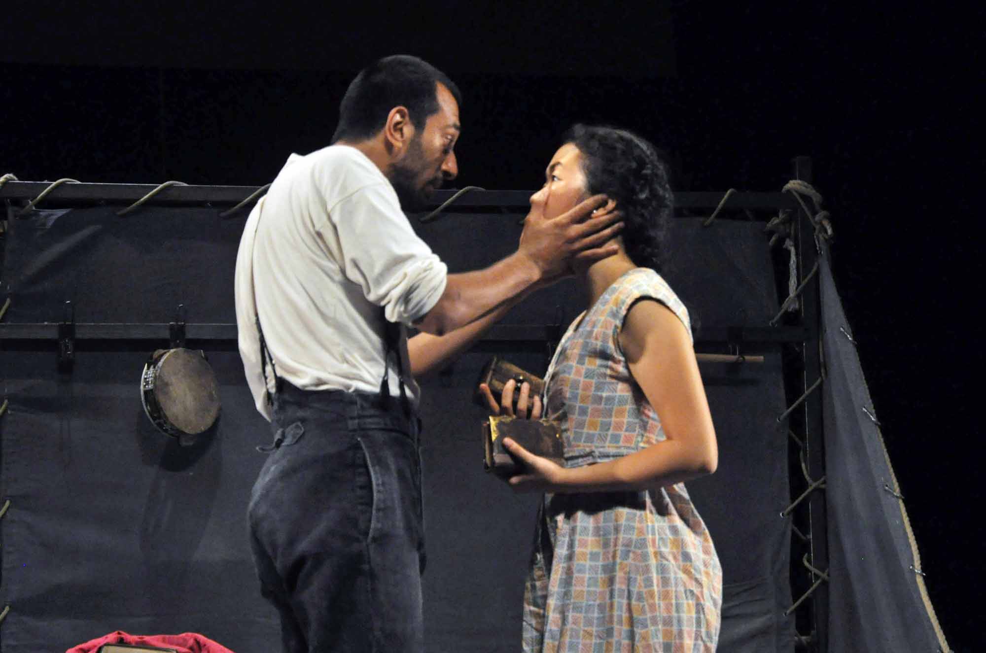  Naeem Hayat y Jenniffer Leong como Hamlet y Ophelia