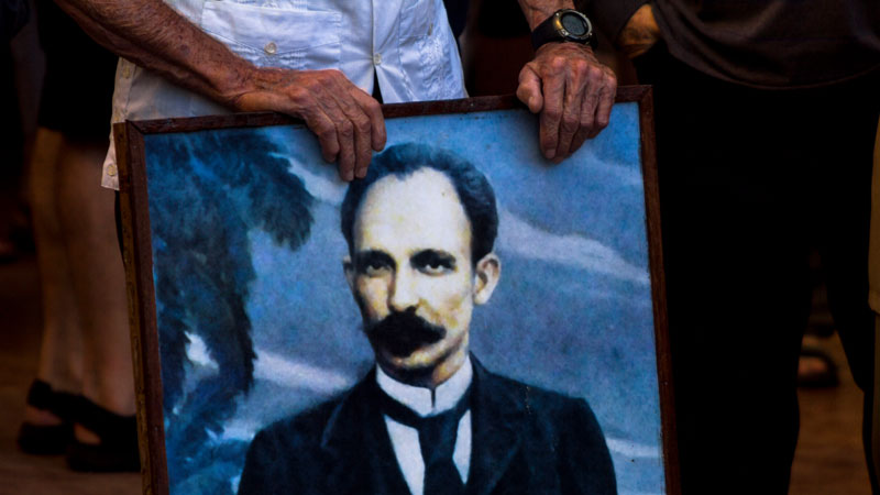 Homenaje de los pioneros a José Martí 08