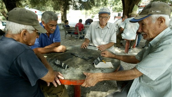 Ancianos jugando dominó