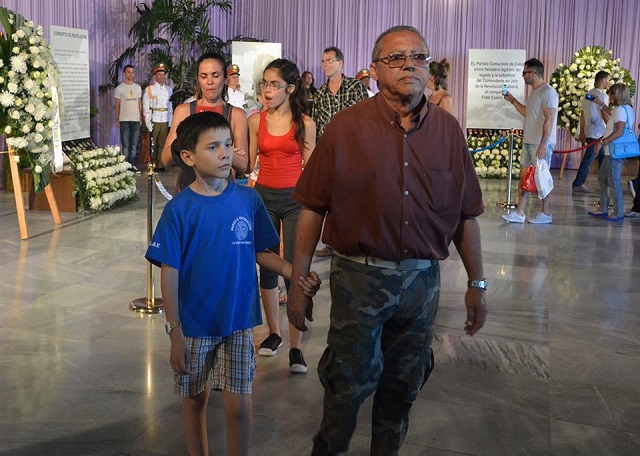Niños en la plaza-homenaje a fidel4
