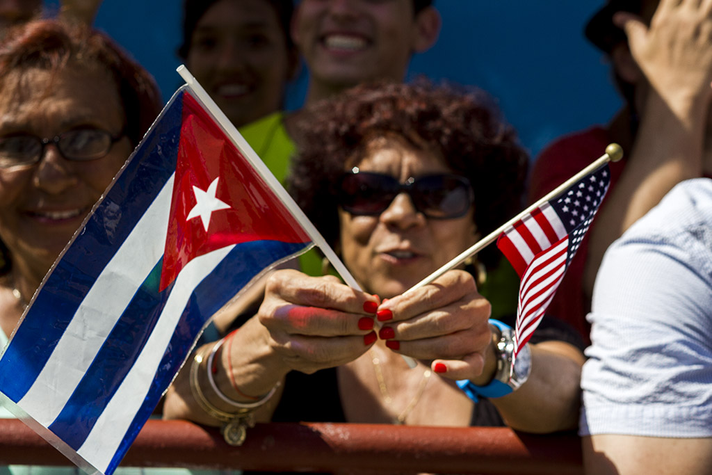 Mujer con banderas de Cuba y Estados Unidos