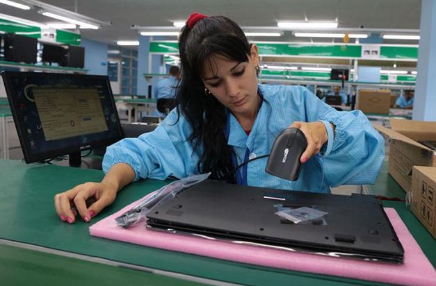 Fábrica de tablets y laptops en Cuba