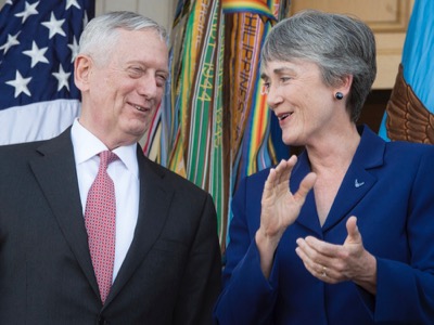 Heather Wilson y James Mattis Heather Wilson y James Mattis
