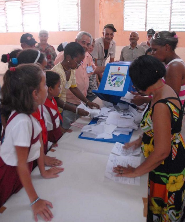 Elecciones en Cuba-mesa electoral-boletas