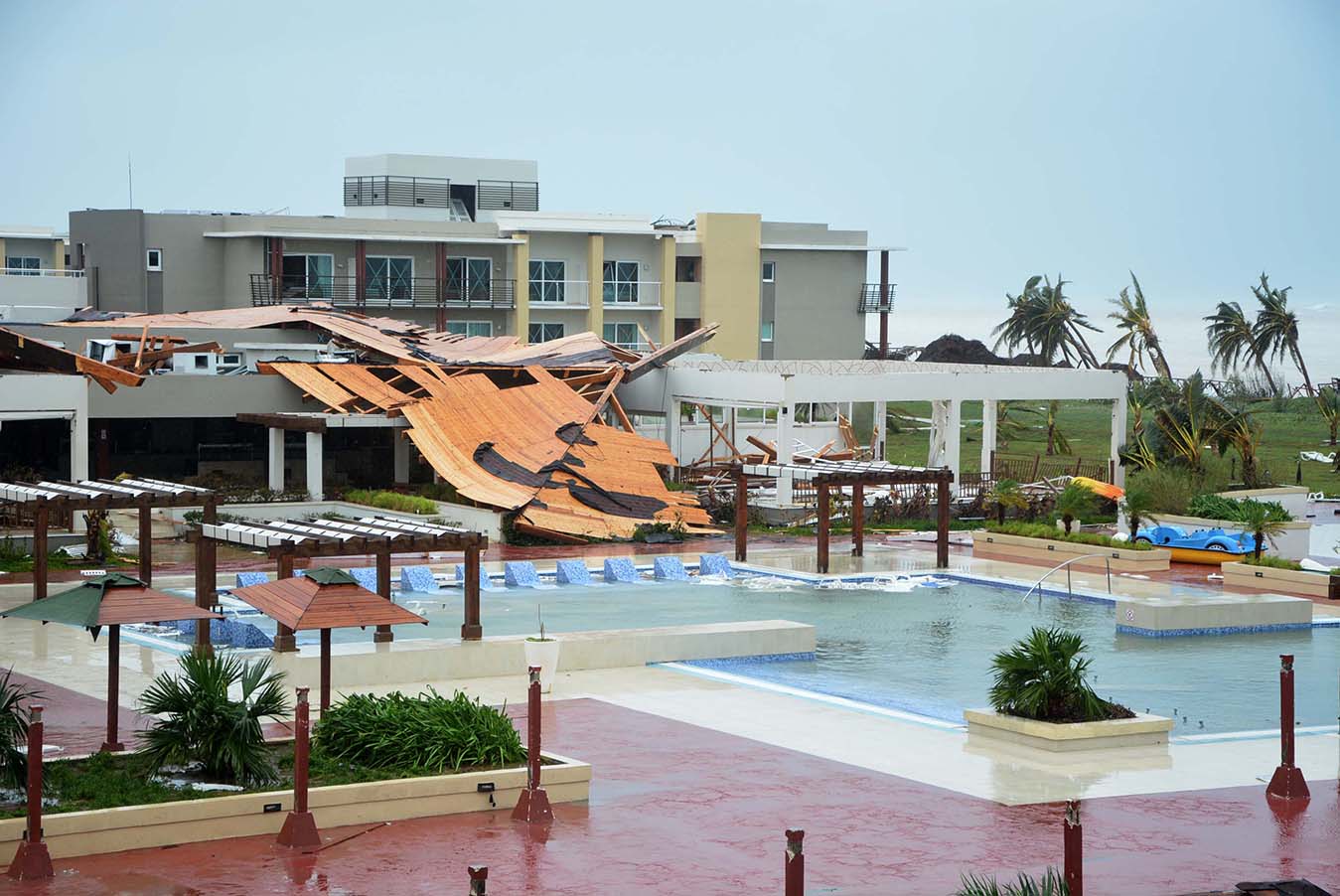 Vista área de la piscina del Hotel Pullman Cayo Coco, deteriorado en un 40 por ciento por el paso del Huracán Irma por la cayería norte del destino turístico Jardines del Rey, en Ciego de Ávila, Cuba, el 9 de septiembre de 2017.