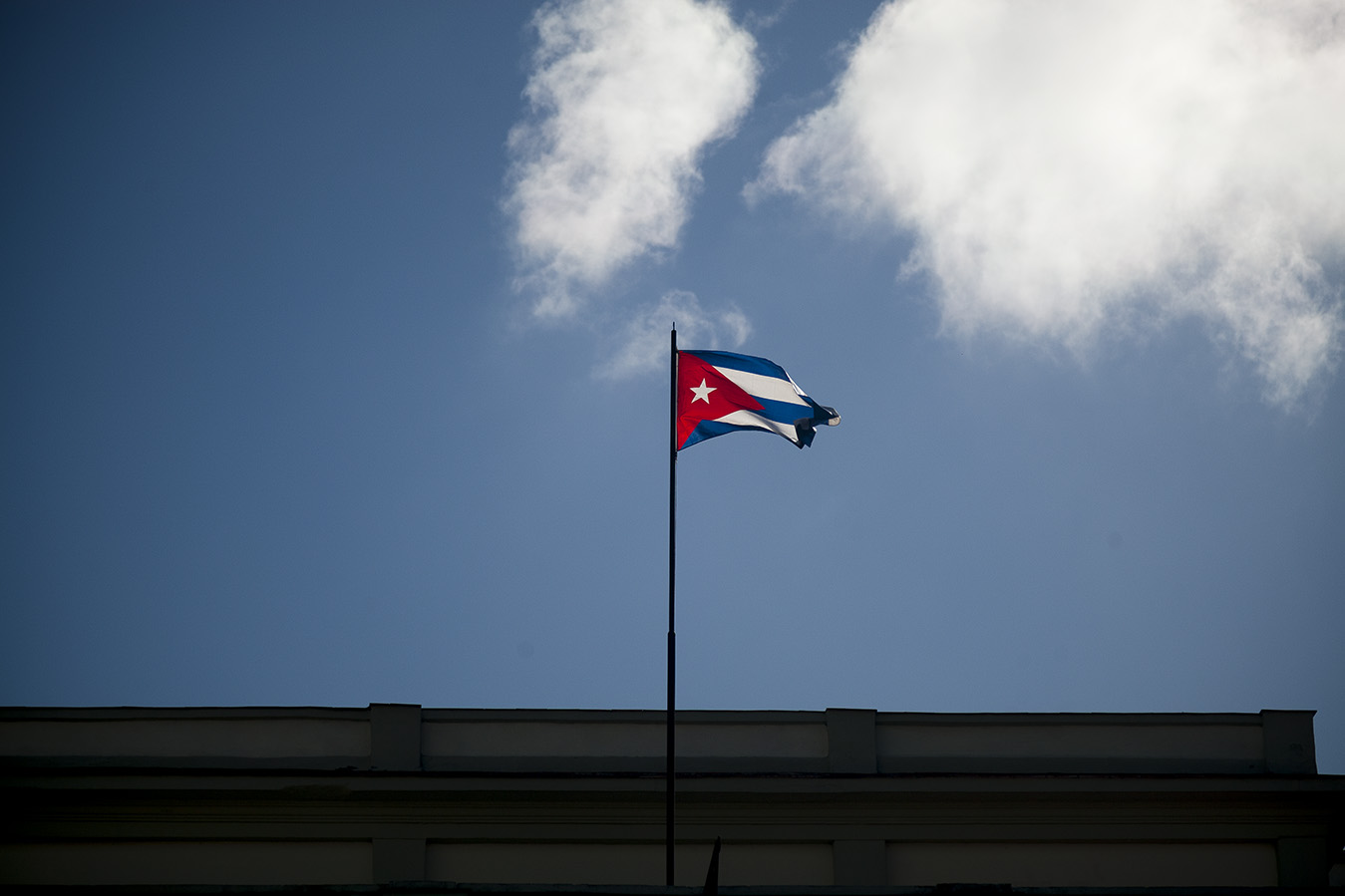Bandera cubana ondea en la capital