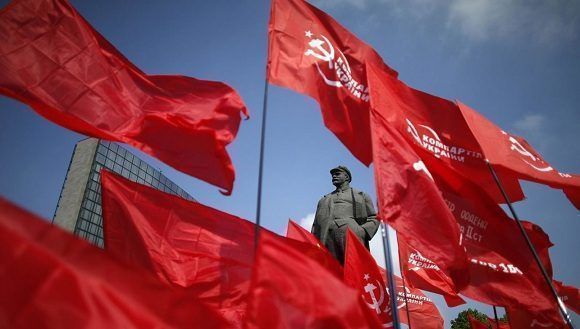 Lenin entre banderas