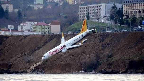 Avión en Turquía se sale de la pista