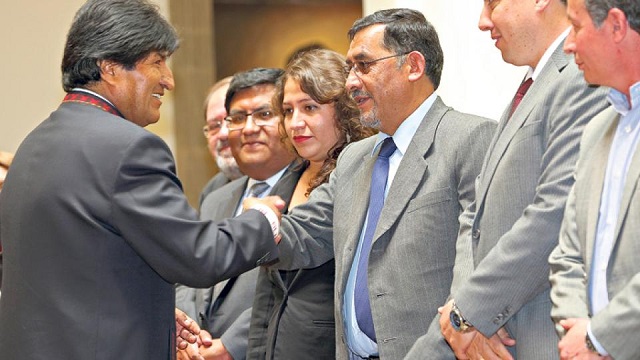 Evo Morales y su equipo de trabajo Evo Morales y su equipo de trabajo