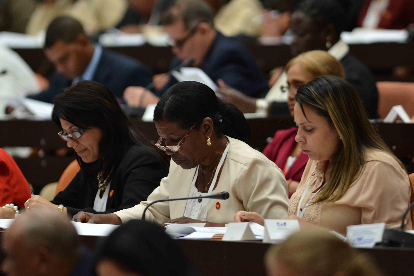 Diputados cubanos leen la biografía de los candidatos al Consejo de Estado