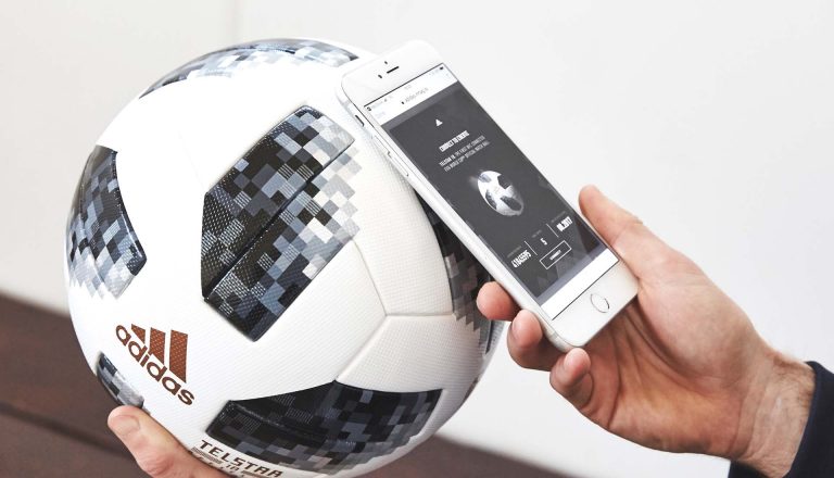 El chip de transmisión de datos en proximidad permite a los usuarios interactuar con el balón a través del móvil