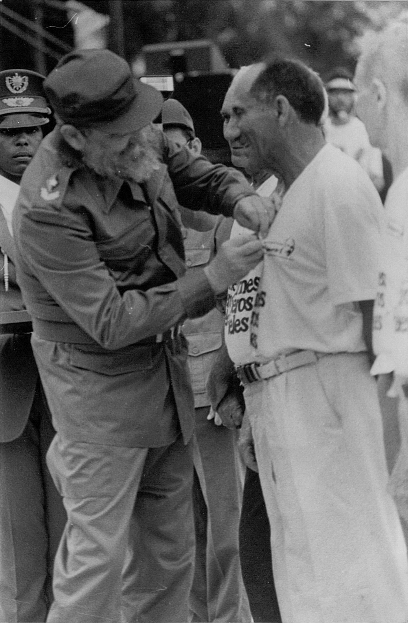 Fidel entrega distinción a un compañero del Contingente Blas Roca. (Fuente: Trabajadores)